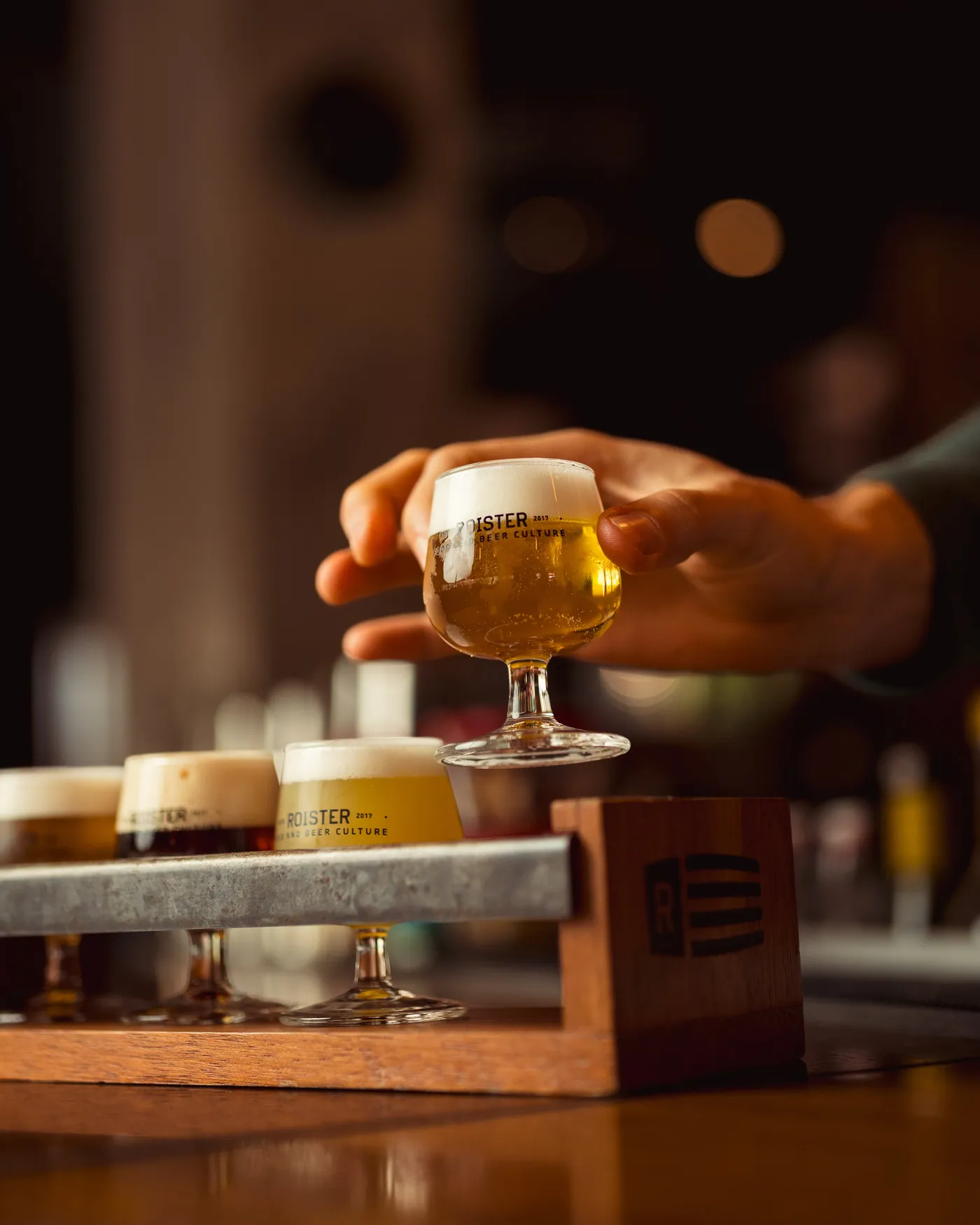 Régua de degustação com as cervejas da casa sendo servida no balcão