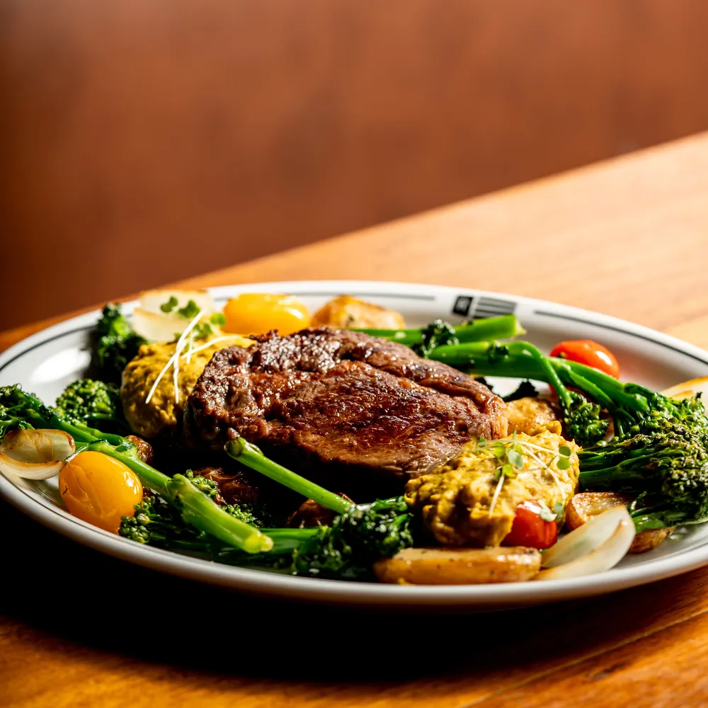 Carne grelhada com brócolis e legumes