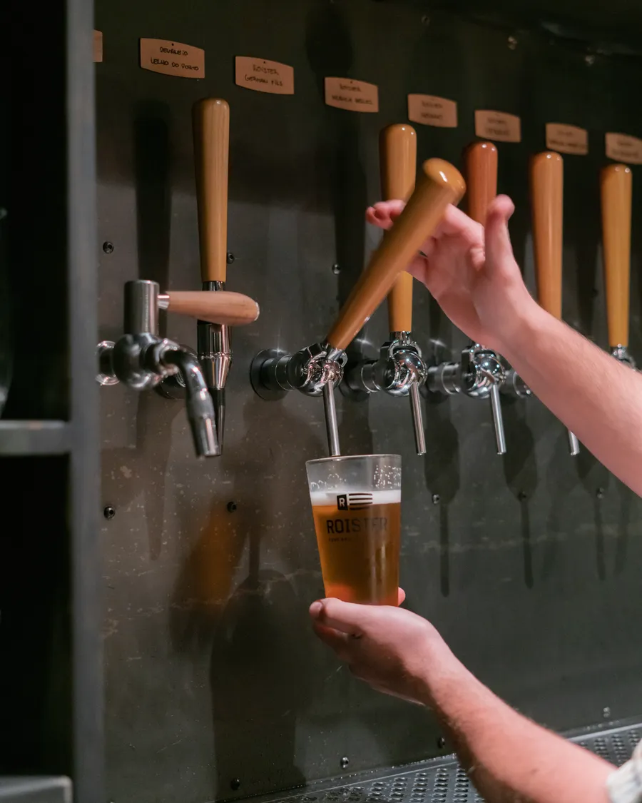 Cerveja sendo servida na parede de torneiras do Roister Barra